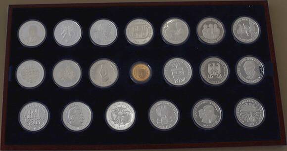 50 JAHRE DEUTSCHLAND, schöne Silbersammlung mit 37 Feinsilber-Medaillen